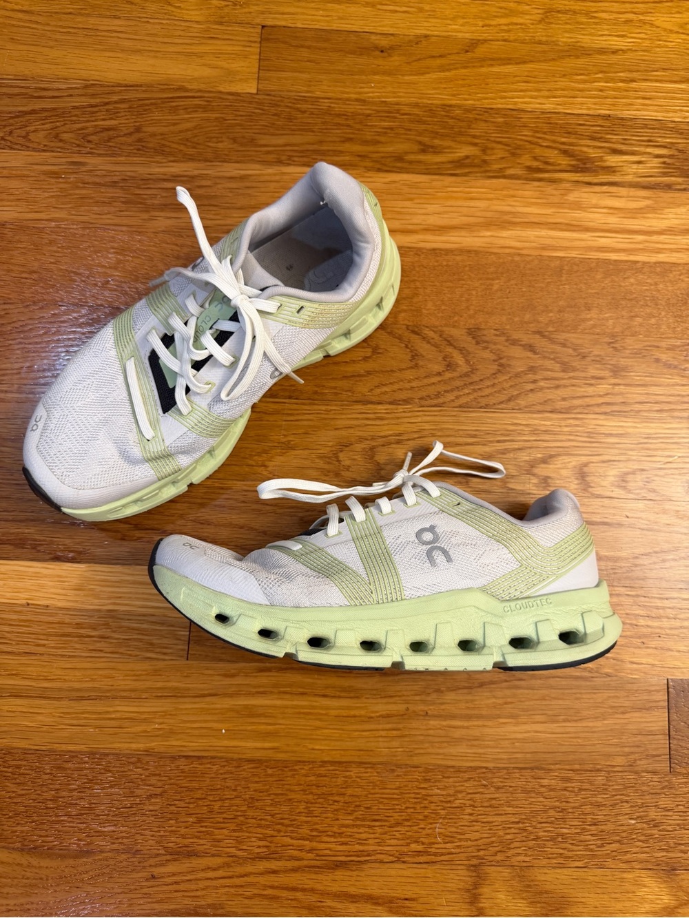 ON Cloudgo Road-Running Shoes in White/Meadow - Womens Size 8.5 (EUR 40)